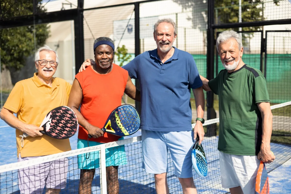 Geng kakek-kakek bermain padel bersama