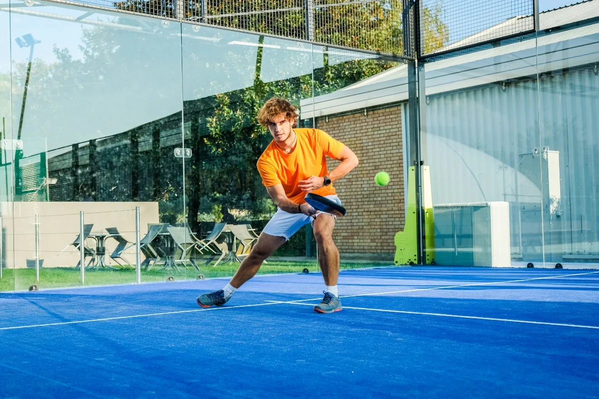 Pemain padel menggunakan baju oranye
