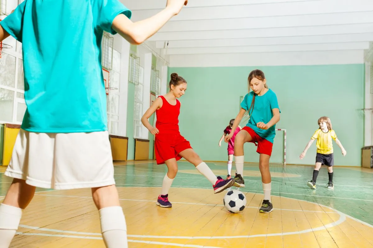 Tim futsal perempuan Amerika Serikat berlatih di dalam ruangan