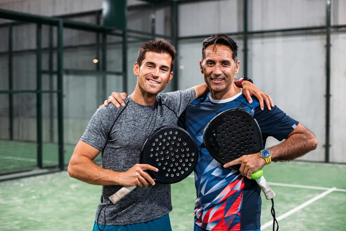 Dua pemain padel berfoto bersama setelah pertandingan