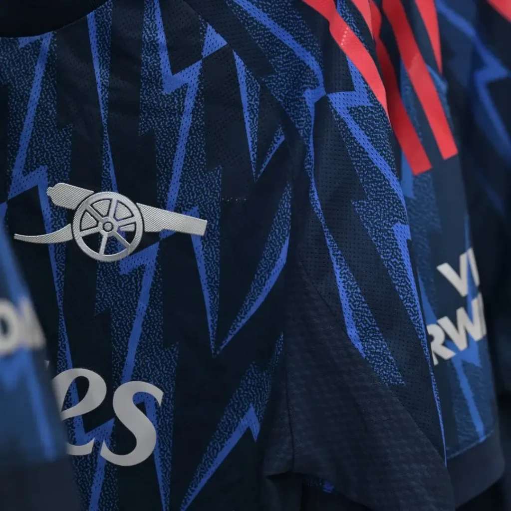 Detail jersey tandang Arsenal musim 2025-26