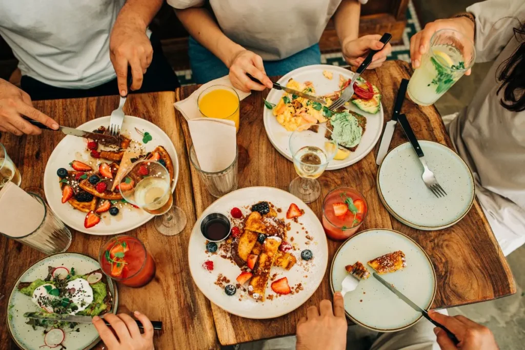 Makan bersama teman-teman dan kolega kerja