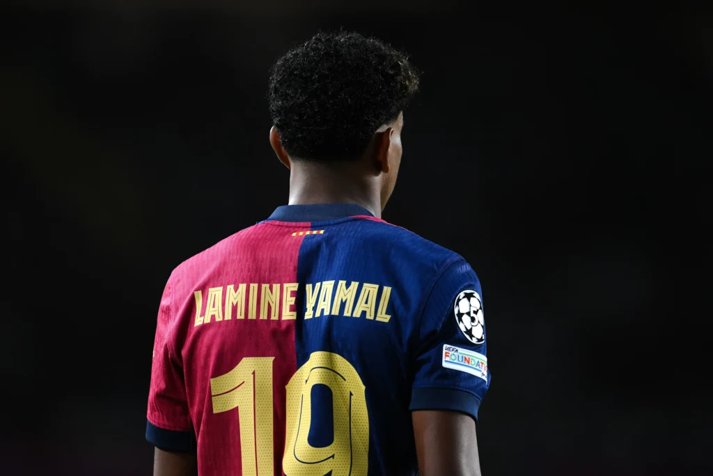 Lamine Yamal wonderkid Barcelona terlihat dari belakang mengenakan jersey klub pada musim 2024-25 melawan Real Madrid