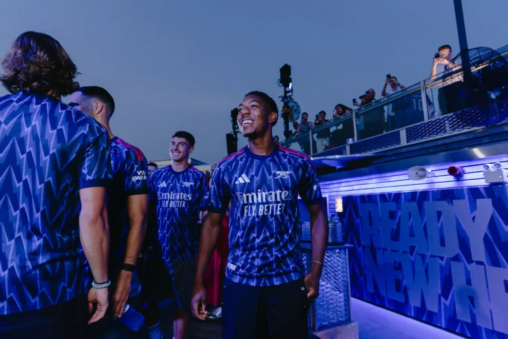 Riccardo Calafiori, Martin Zubimendi dan Miles Lewis-Skelly hadir dalam perilisan jersey away Arsenal 2025-26