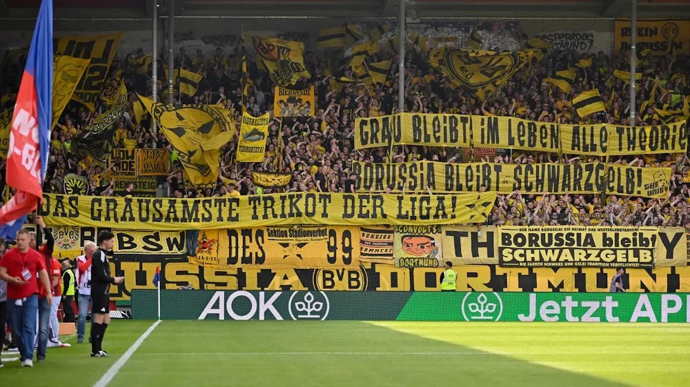 Buntut Desain Jelek Jersey Away Dortmund, Fans: “Jersey Terburuk di Liga”