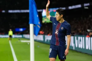 PSG vs Strasbourg Pink October 2025 - Lee Kang In taking a corner